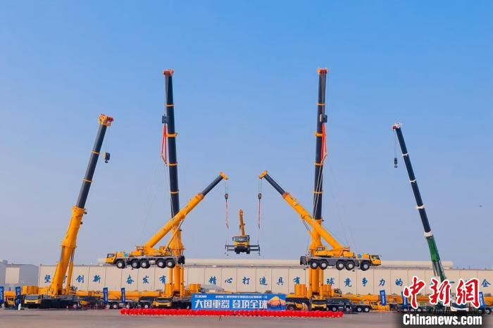 新品发布会上，徐工重型起重机“五联吊”。　徐工集团供图