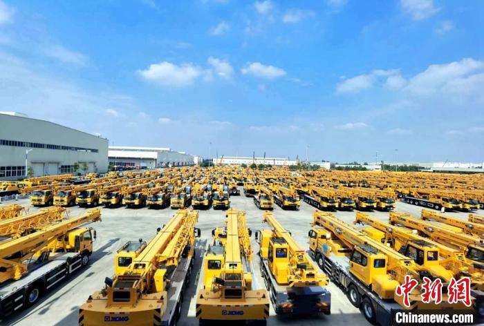 徐工重型全系列起重机总装调试场。　徐工集团供图