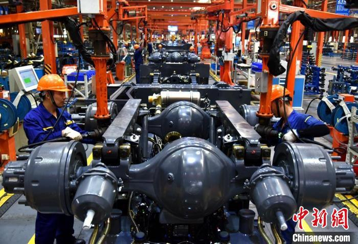 起重机底盘装配生产线。　朱志庚 摄