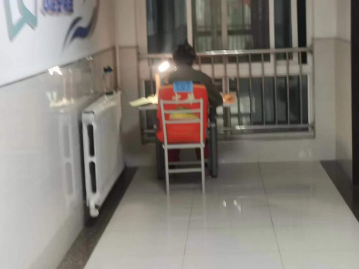 ▲长安大学渭水校区封校后，考研的同学在宿舍楼道挑灯备考。受访者供图