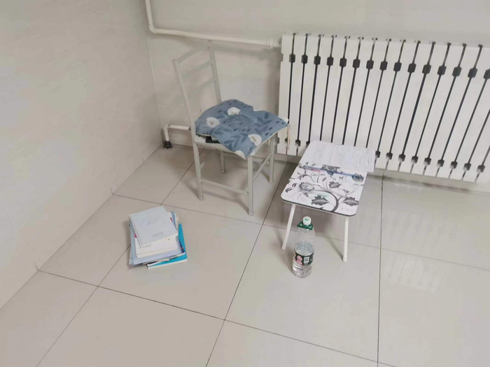 ▲长安大学渭水校区封校后，考研的同学在宿舍楼道备考。受访者供图