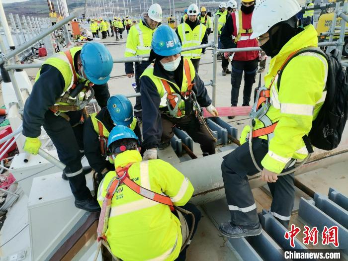 大桥合龙现场的建设者们。　四川路桥供图