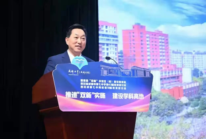 重庆一中党委书记、校长唐宏宇做学术报告（央广网发 主办方供图）