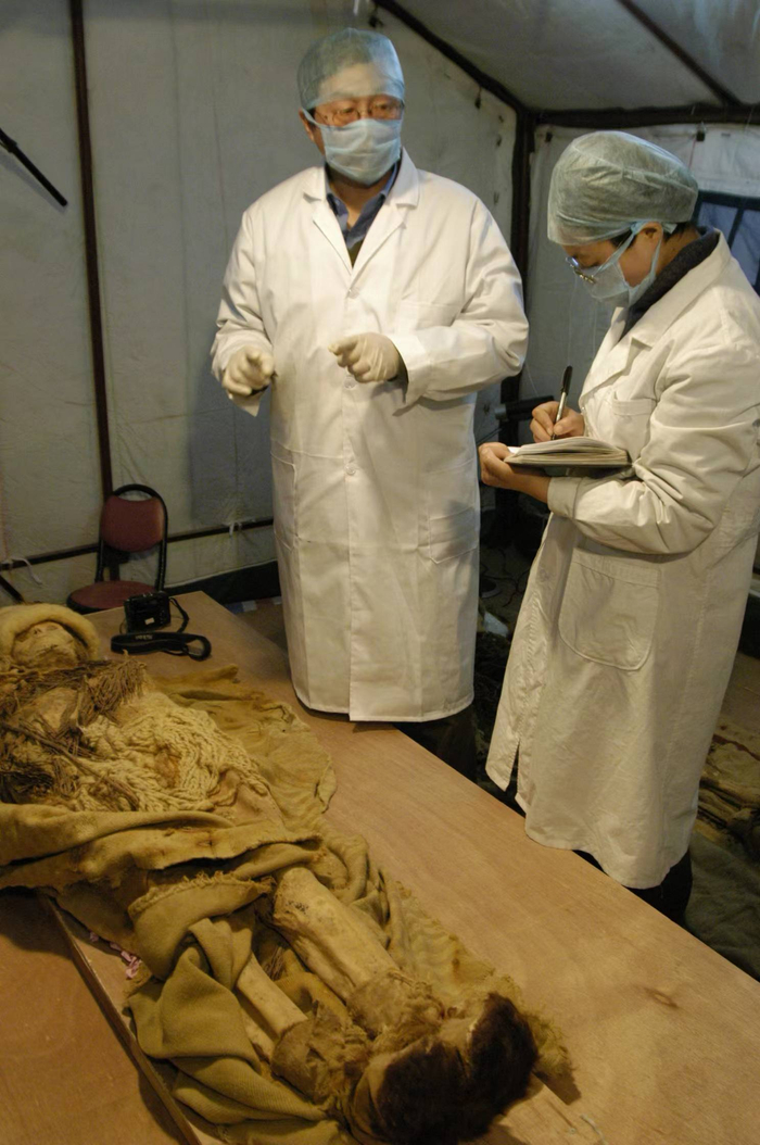 朱泓（图左）在给“小河公主”开棺验尸。受访者供图