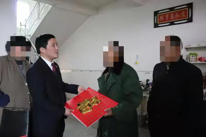 2020年春节前,检察机关前往胡某祥家中回访,了解其家庭关系现状。 