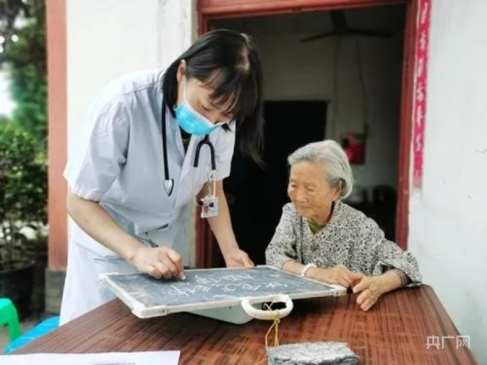 医护人员上面为老人检查身体 眉山市委宣传部供图