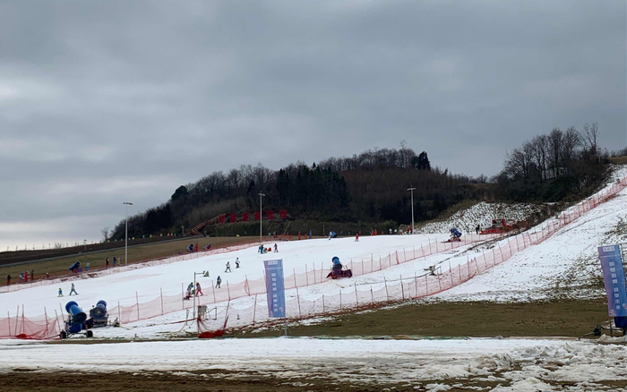 恩施绿葱坡滑雪场是全国大众冰雪季启动仪式分会场。新京报记者 孙海光 摄