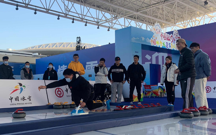 全国大众冰雪季期间，观众体验冰雪项目。新京报记者 孙海光 摄