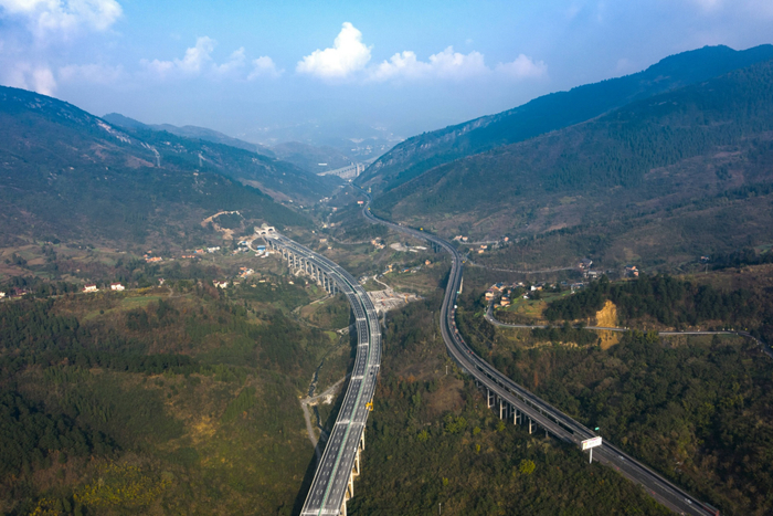 渝黔复线高速公路新老公路并驾齐驱（央广网发 中铁建重庆投资集团供图）