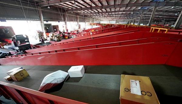 顺丰智能分拣中心（央广网发 丁婷摄）