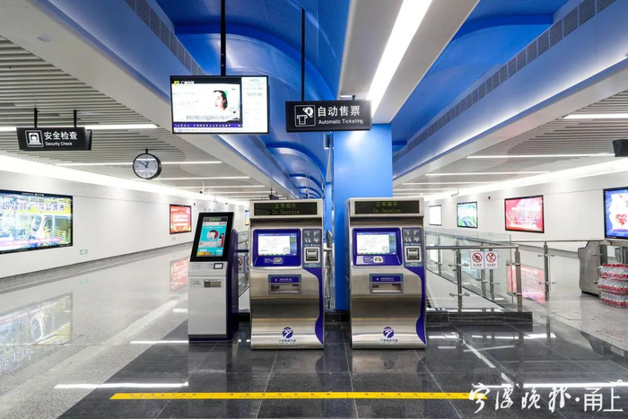 会展中心站（记者 张培坚/摄）