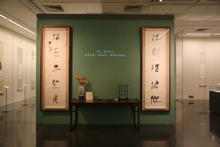 北京画院“会心不远——韩羽读齐白石”展览现场入口处，韩羽书法对联