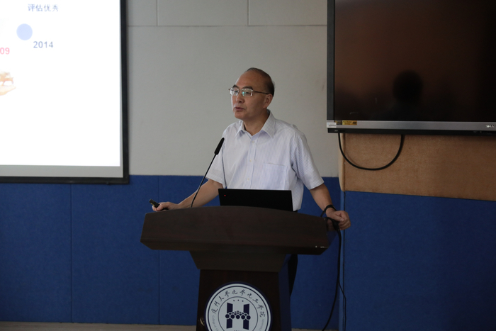 厦门大学化学化工学院王野教授在授课。厦门大学化学化工学院供图