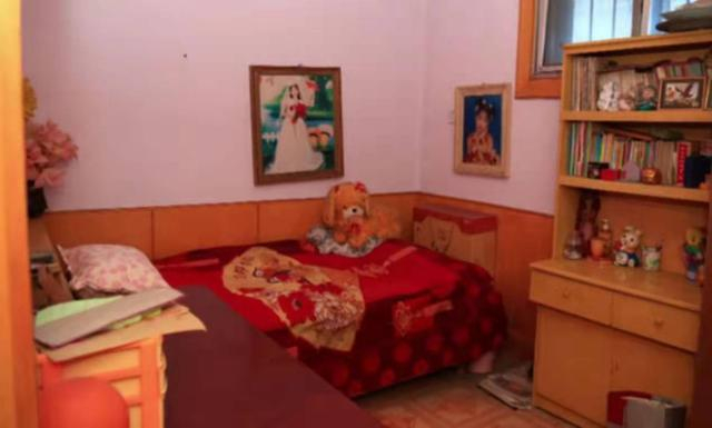 露露的房间被收拾的很干净，房里的摆设二十年来从未变过。受访者供图