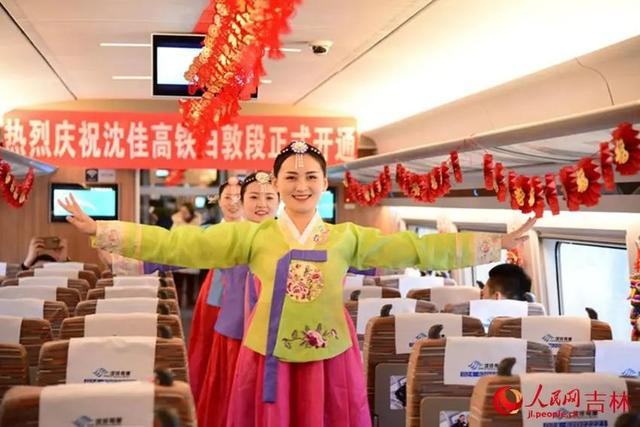 工作人员庆祝列车开通运营。人民网李洋摄