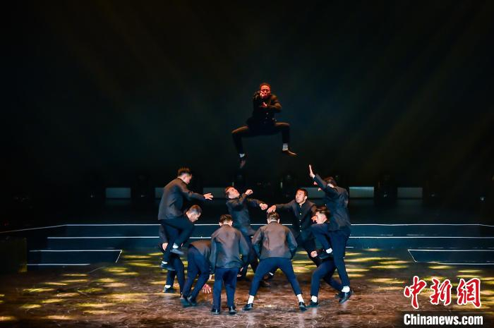 图为街舞舞团表演《精舞英雄》。　重庆演艺集团 供图