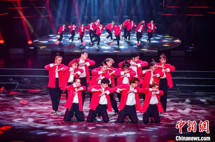 图为街舞节目《闹酒》。　重庆演艺集团 供图