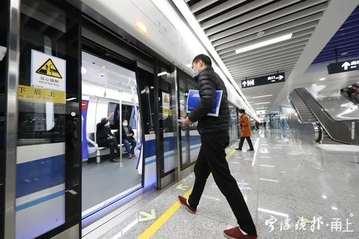 市民体验5号线一期（记者 张培坚/摄）