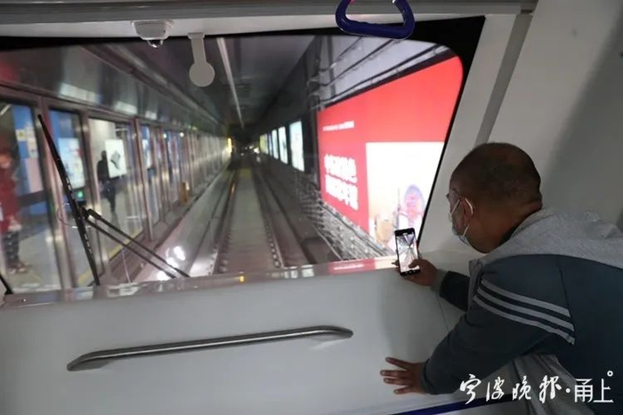 开放式的司机室（记者 张培坚/摄）