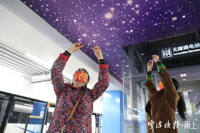 市民体验5号线一期（记者 张培坚/摄）