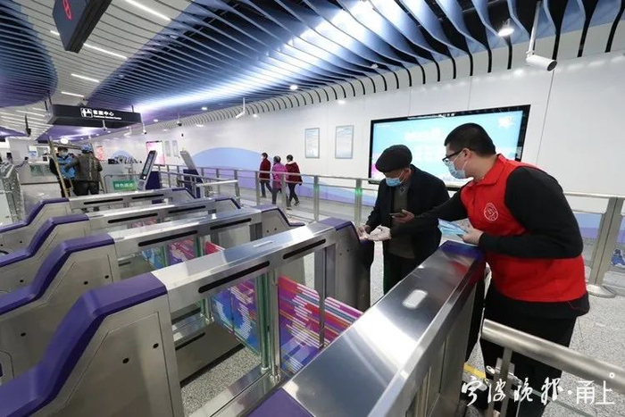 市民体验5号线一期（记者 张培坚/摄）