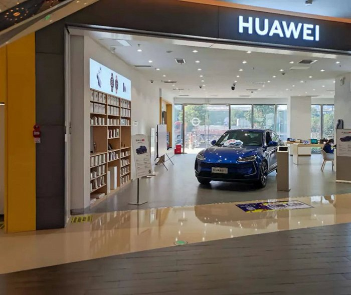 杭州某商圈华为体验店内的华为智选SF5