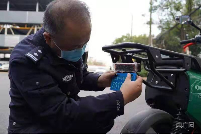 使用电动自行车从事快递、外卖活动，应当悬挂专用号牌（央广网发 受访者供图）
