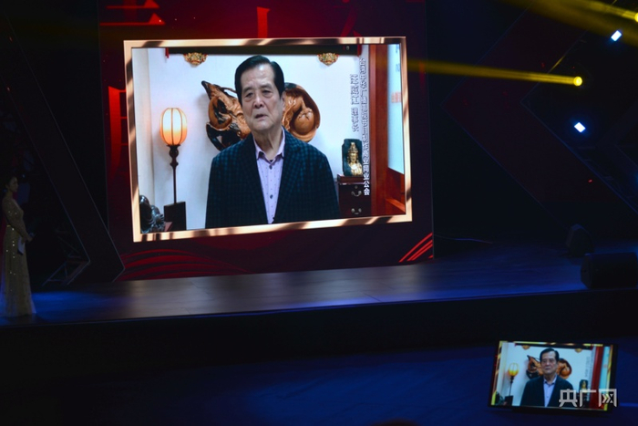 台湾中华广播电视节目制作商业同业公会理事长汪威江通过视频的方式向海峡两岸电视艺术节发来致辞（央广网发 主办方供图）