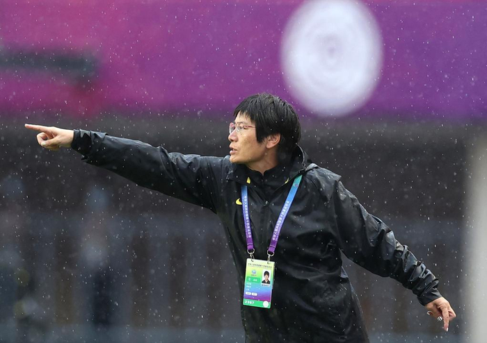 　　9月18日，在第十四届全运会足球项目女子成年组小组赛中，时任联合队主教练水庆霞在比赛中指挥。新华社记者贾浩成摄