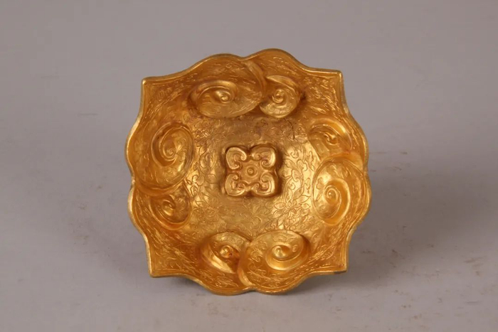 刻划牡丹如意 云边金盏托 元 南京博物院藏