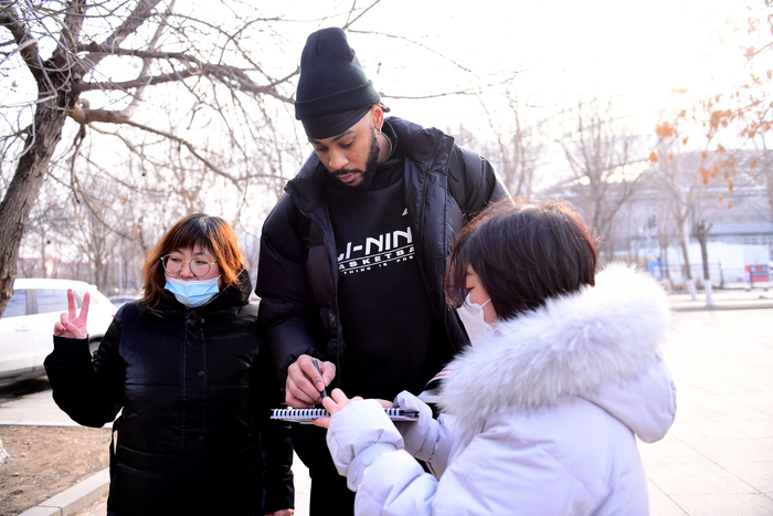 辽宁队外援莫兰德为球迷签名。