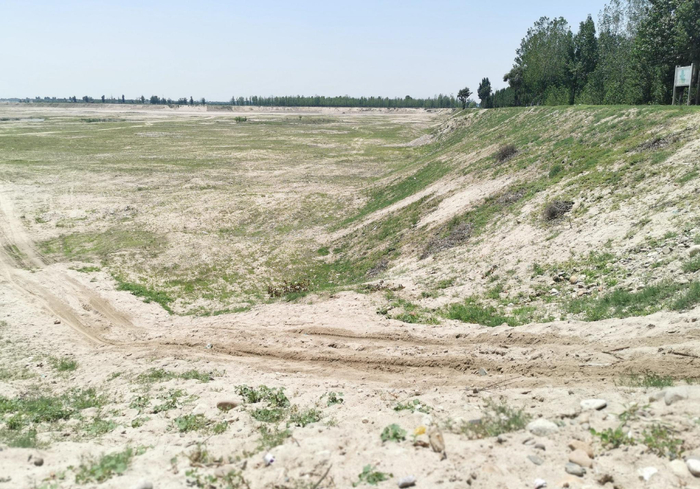 ▲2020年7月5日，高敬池团伙在大沙河非法采砂留下的深坑。新京报记者 李英强 摄