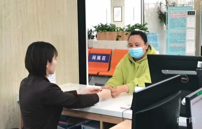 张磊只提交了身份证一个要件（央广网发 吕文卫摄）