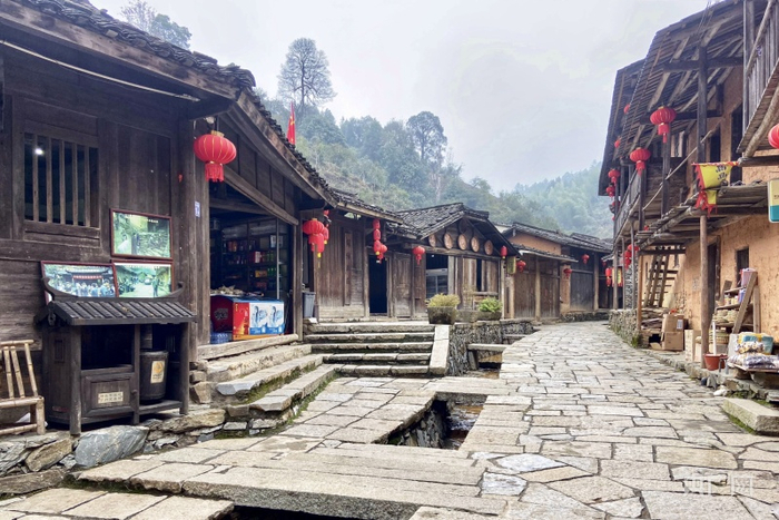 丁屋岭巷道（央广网记者 龚雯摄）