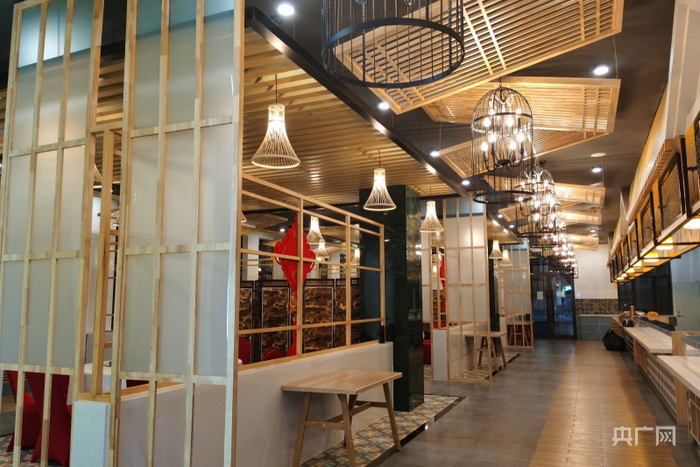 黄花沟服务区的餐饮区。央广网发