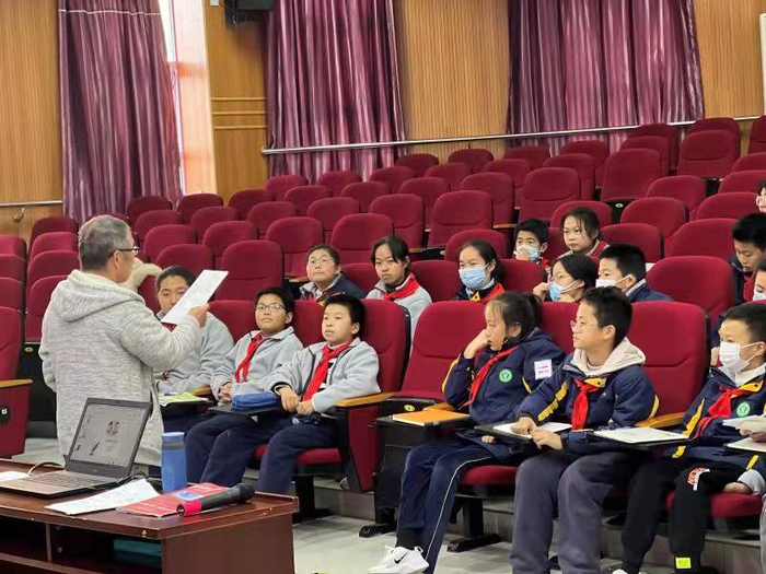 新云台中学的人文课程“诗歌赋能”课现场