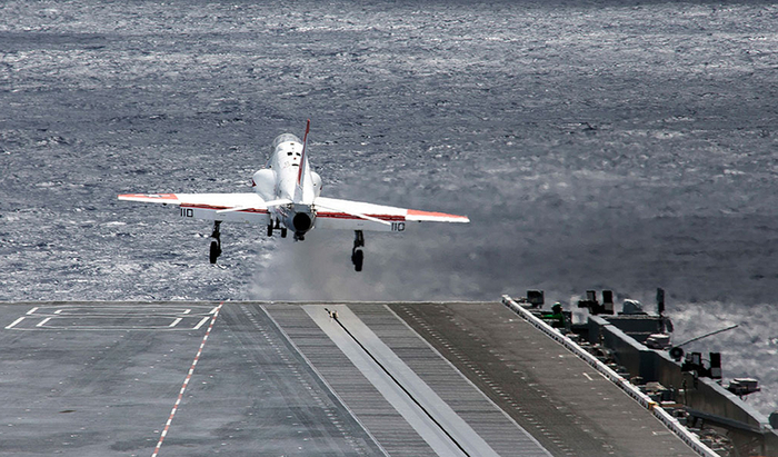 电磁弹射器弹射T-45舰载教练机。