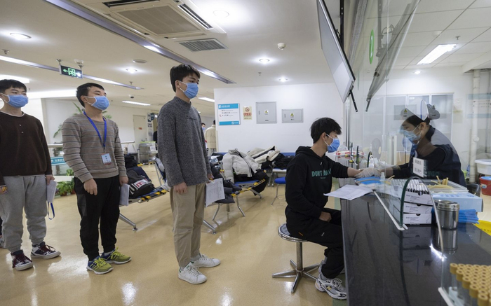 前来征兵体检的大学生在进行抽血检查。新京报记者 陶冉 摄