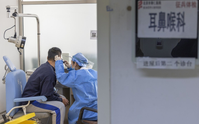 医生对学生耳部进行检查。新京报记者 陶冉 摄