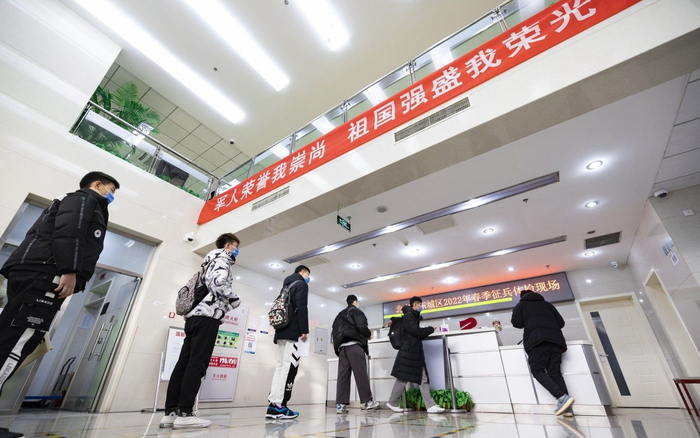学生排队进行征兵体检。新京报记者 陶冉 摄