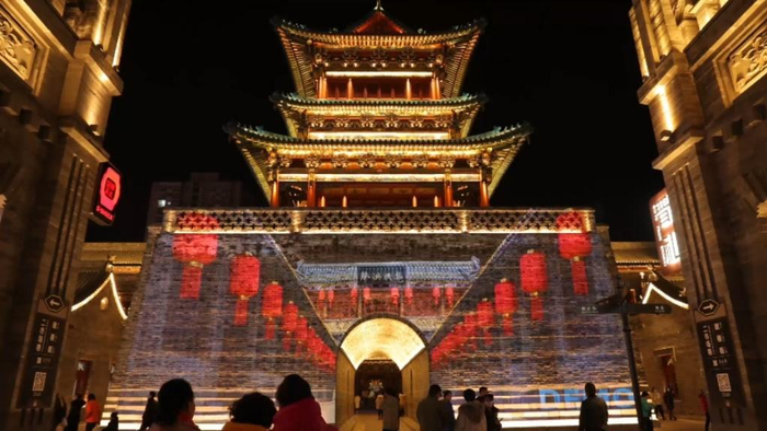 图为太原钟楼街灯光秀。（访者供图）