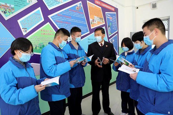 　近日,河北省魏县检察院检察官来到该县第十中学,通过赠送法律书籍、上法治课等形式,引导学生们养成信仰法治、尊崇法治的习惯。图为检察官在法治课后为学生们解答法律问题。　本报通讯员任寒霜摄