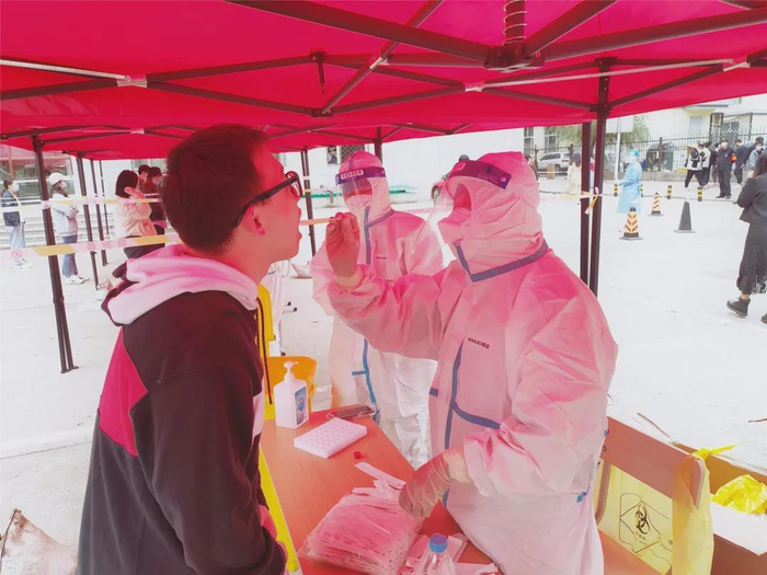 附属医院60后专家“挂帅出战”支援核酸采集。黑龙江中医药大学 供图