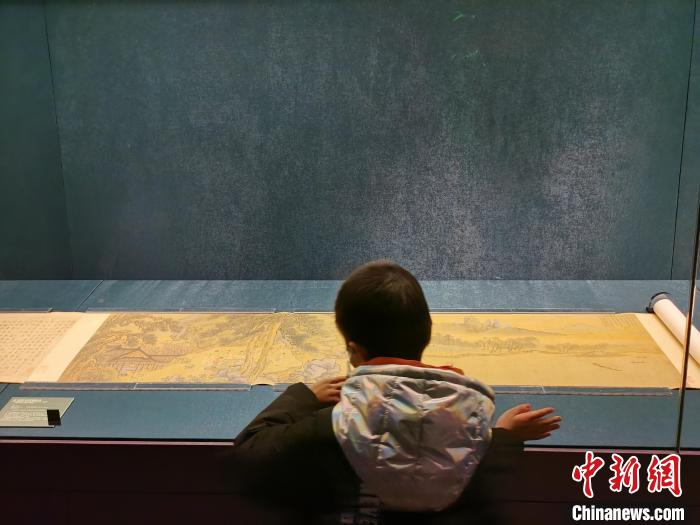 民众参观展出的文物。　钟升 摄