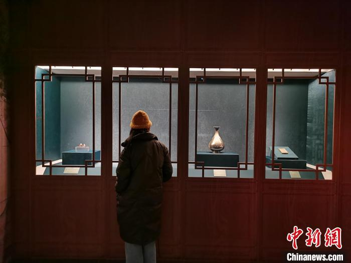 民众参观展出的元代文物。　钟升 摄
