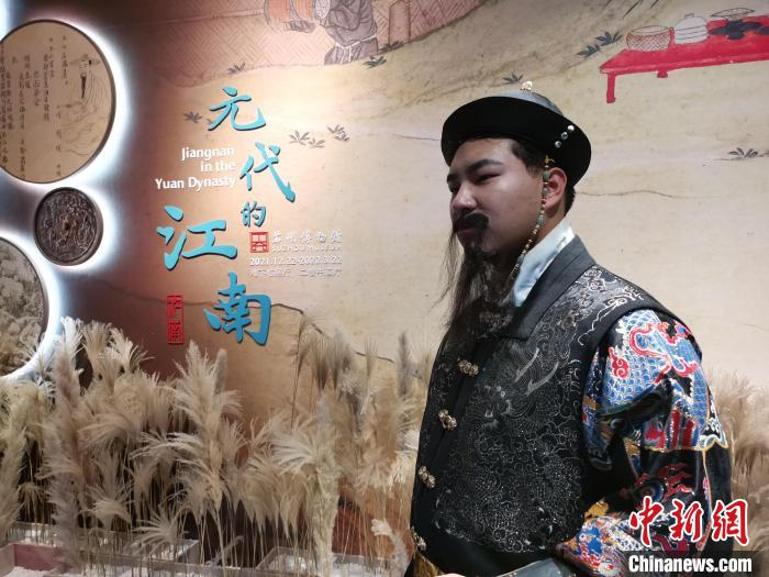 现场工作人员打扮成元代人的样貌。　钟升 摄