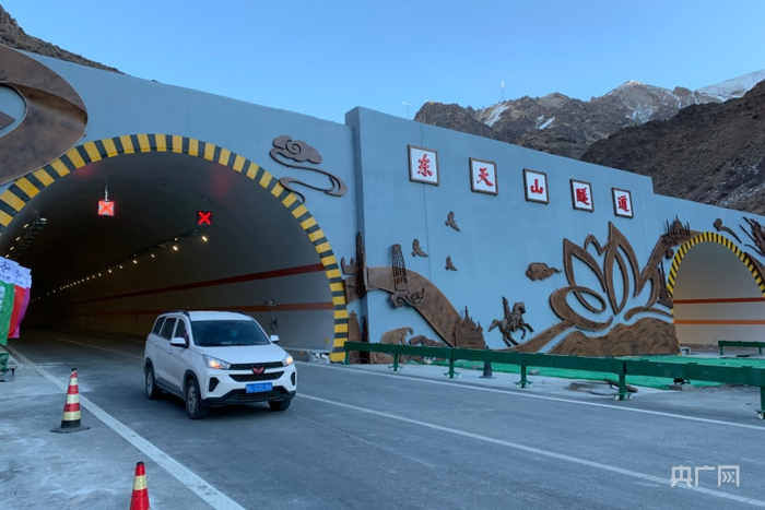 东天山隧道口的雪莲花造型。央广网发