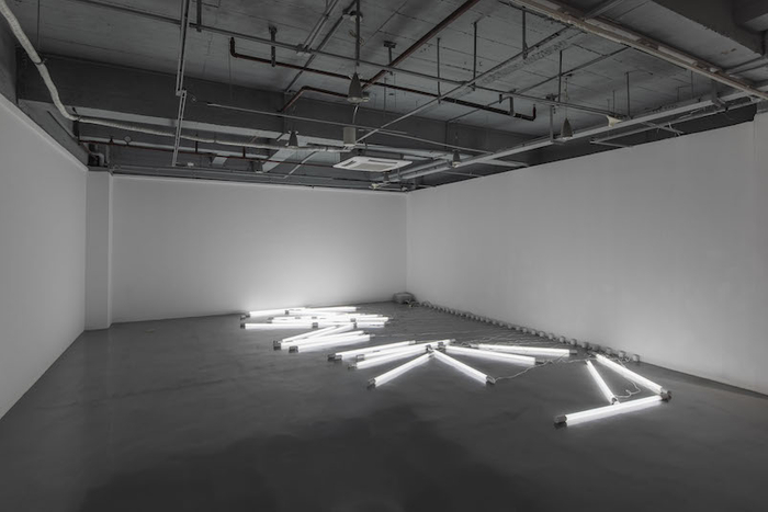 展览现场，王郁洋，《关系》，电机、LED、微型电脑、电线尺寸可变，2020