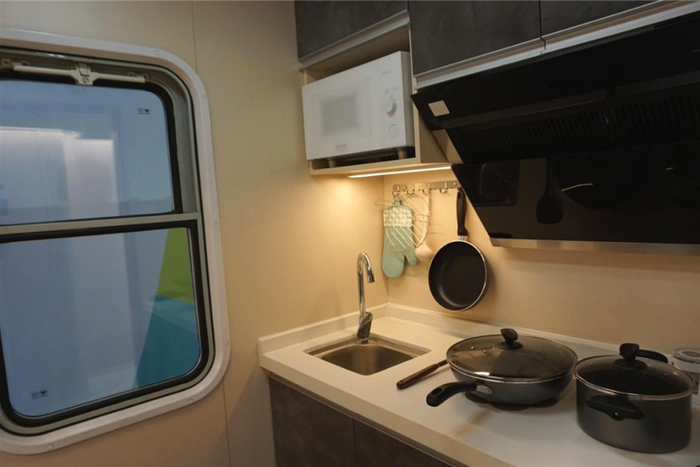 列车上的厨房，旅行路上也可以动手做饭（央广发 李娴摄）