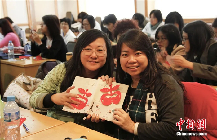 参加2011年国务院侨办马来西亚华文教师培训班的华文教师在天津大学进行学习。中新社记者 杨宇 摄